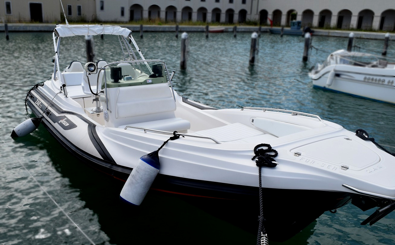 <<< VENDUTO >>> . Zar 75 + 2x140hp JOHNSON J140PL4 - Tutto 2003 + Poss. Carrello<br><a href=dettaglio.aspx?Id=73 >VAI ALLA SCHEDA</a>